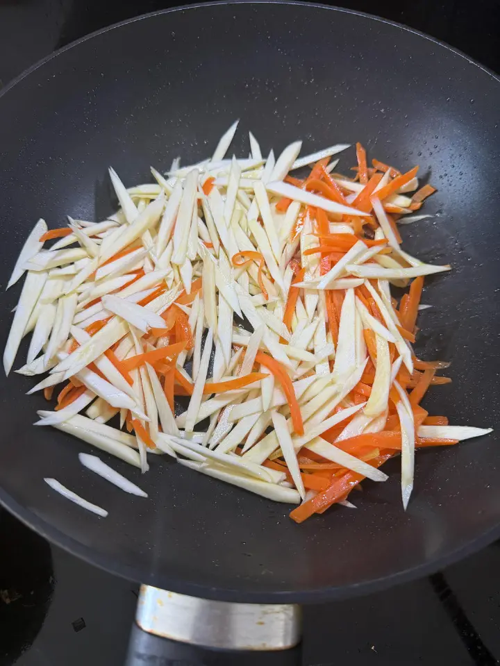 胡萝卜茭白丝炒牛肉 第 5 步