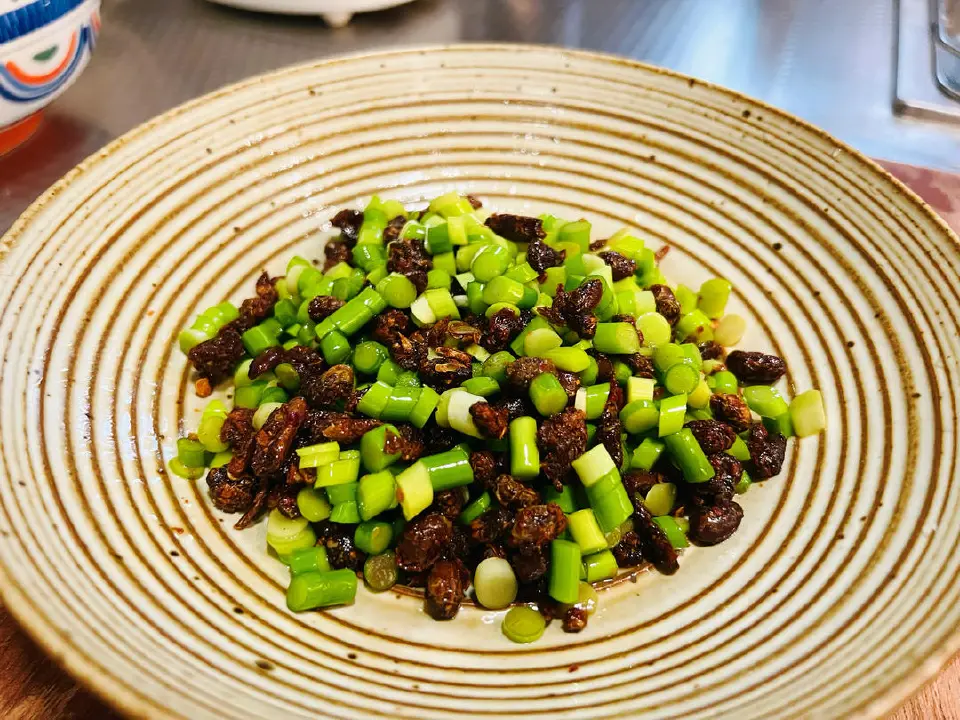 干盐豆子拌蒜薹成品图