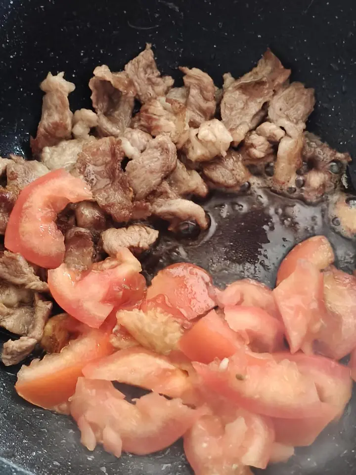 鱼干西红柿烧肉 第 4 步