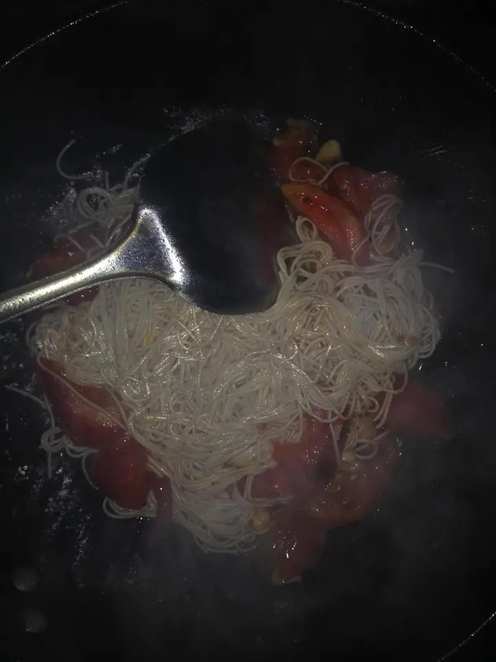西红柿鸡蛋炒面 第 8 步