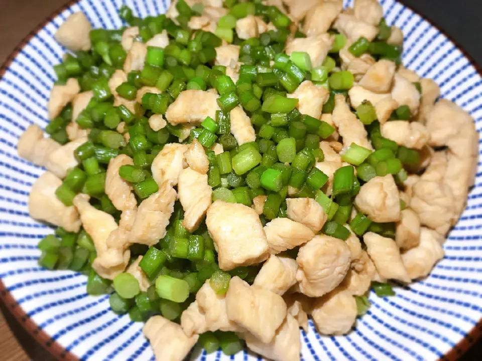 蒜苔炒鸡丁成品图