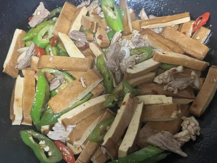 香干炒肉 第 3 步
