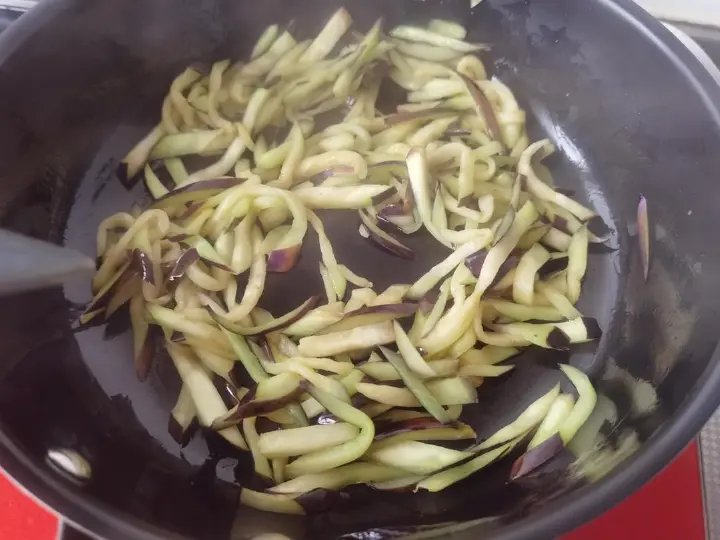 茄子炒小辣椒 第 1 步