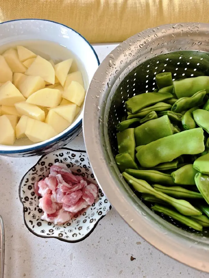 油豆角炖土豆 第 1 步