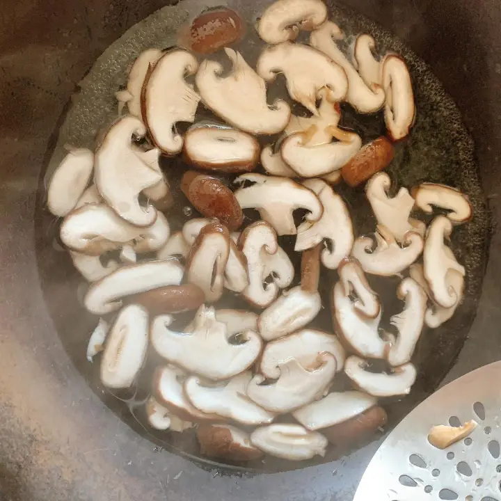家常香菇炒鸡蛋 第 4 步