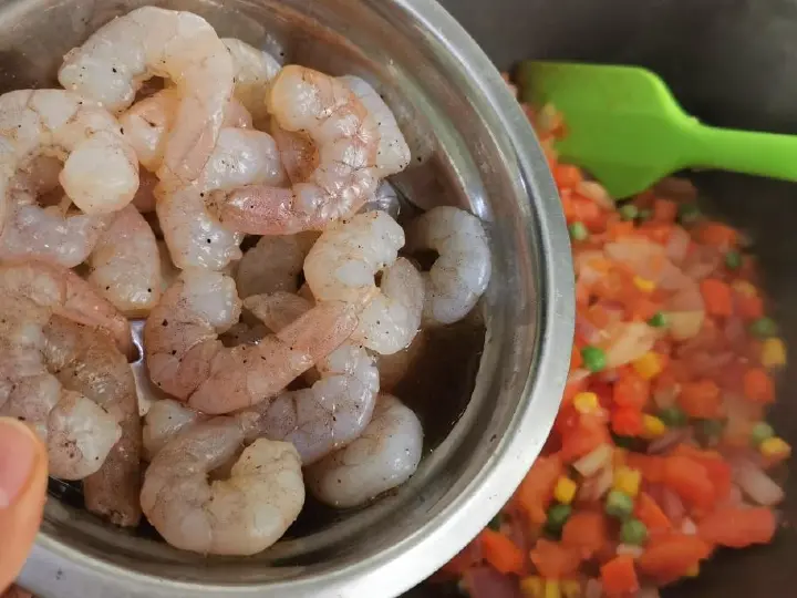 番茄红烩虾仁蛋包饭 第 18 步