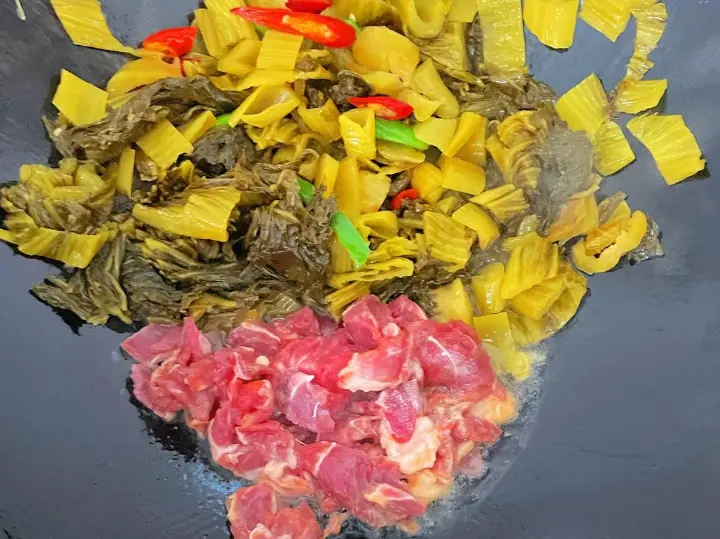 酸菜炒肉片 第 5 步
