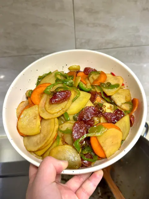 土豆腊肠时蔬煲