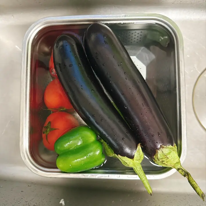西红柿烧茄子 第 1 步