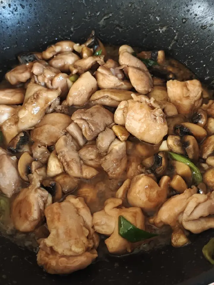 口蘑炒鸡腿肉 第 6 步