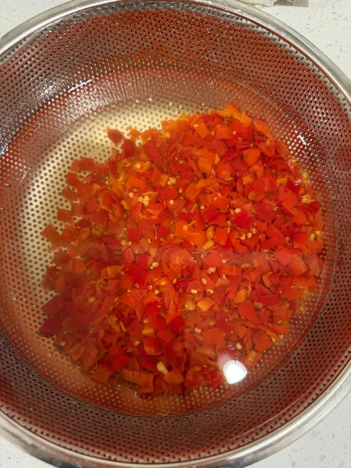 剁椒炒鸡蛋 第 1 步