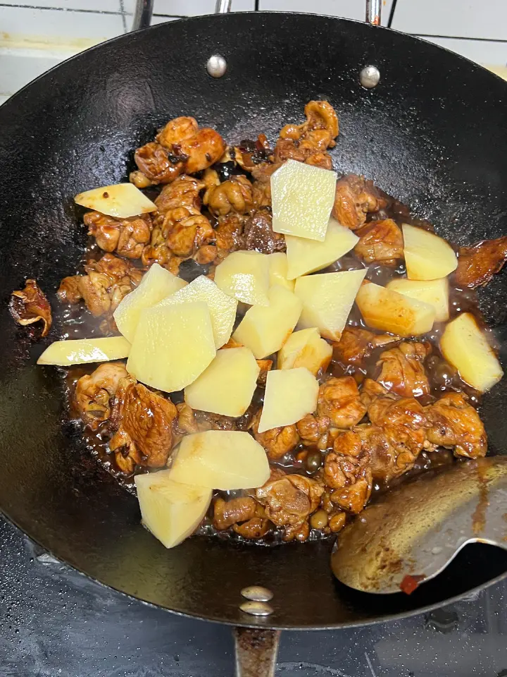 榛蘑土豆青椒炒鸡块 第 8 步