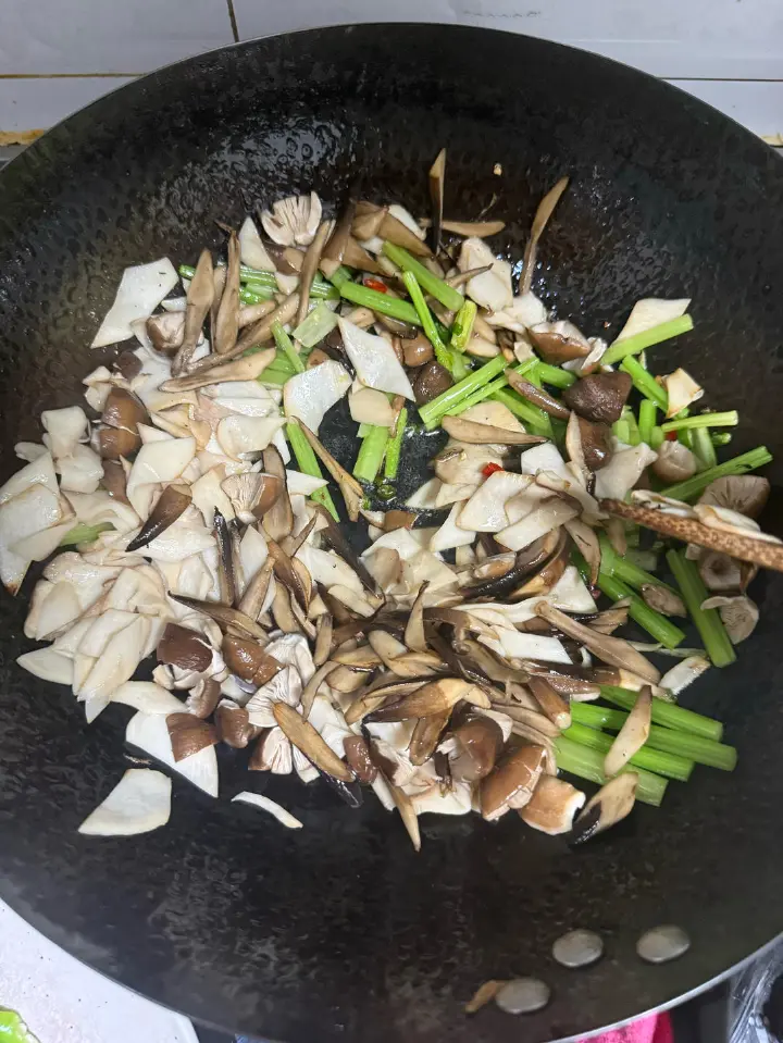 杂菌香芹炒青椒 第 7 步