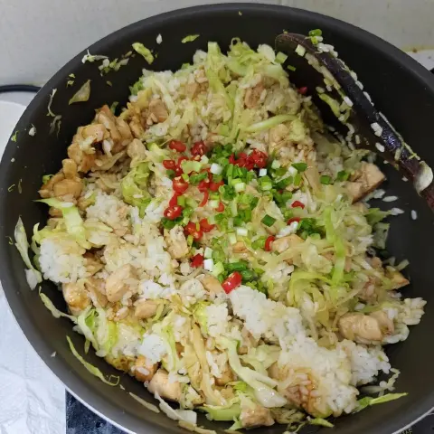 鸡胸肉包菜炒饭