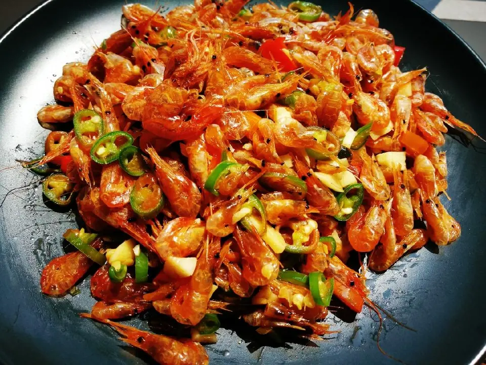 辣椒炒河虾干成品图