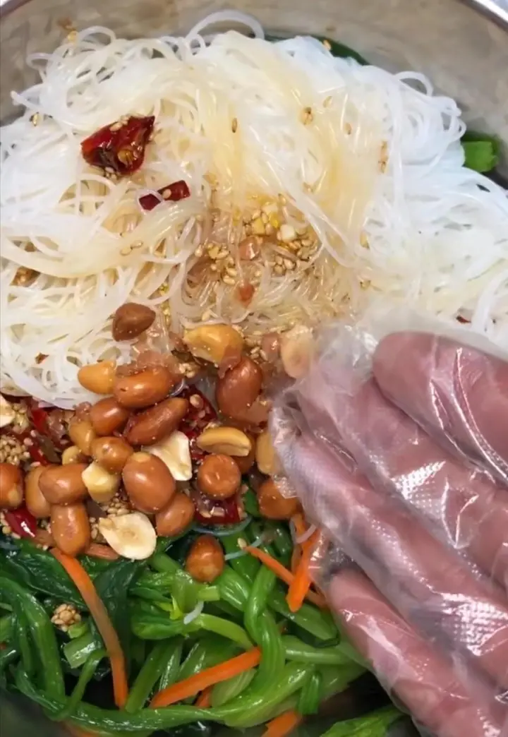 菠菜拌粉丝 第 9 步