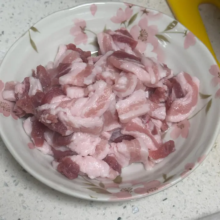 包菜炒肉片 第 1 步