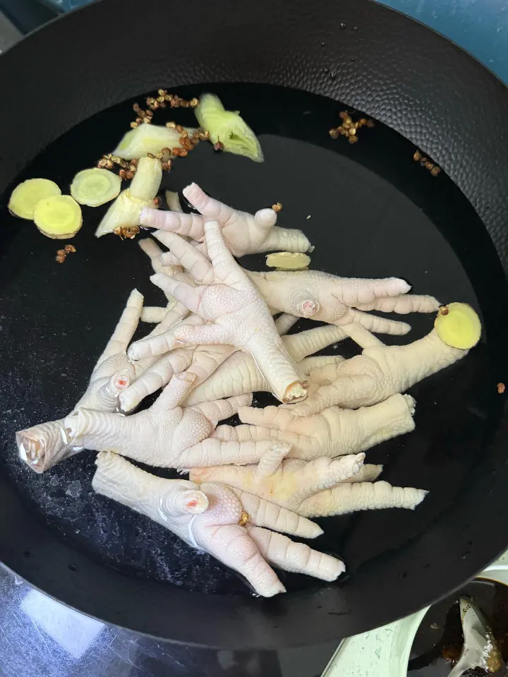 酱香鸡爪煲 第 2 步
