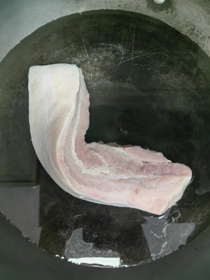 辣椒蒜苗炒肉 第 2 步