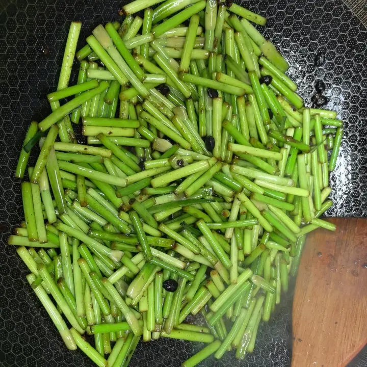 蒜苔炒鸡蛋 第 5 步