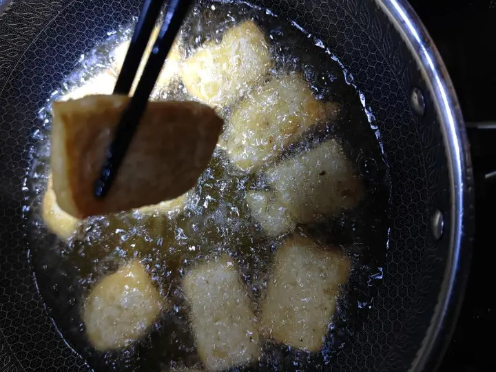 炸豆腐烧蒜苔 第 4 步