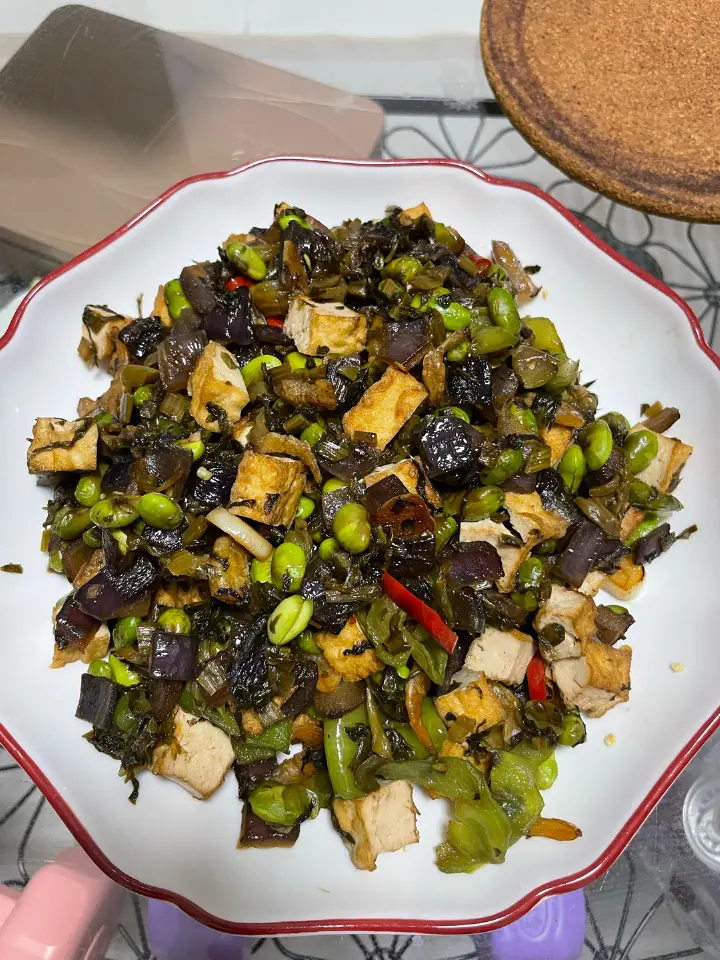 毛豆咸菜炒豆干 第 4 步