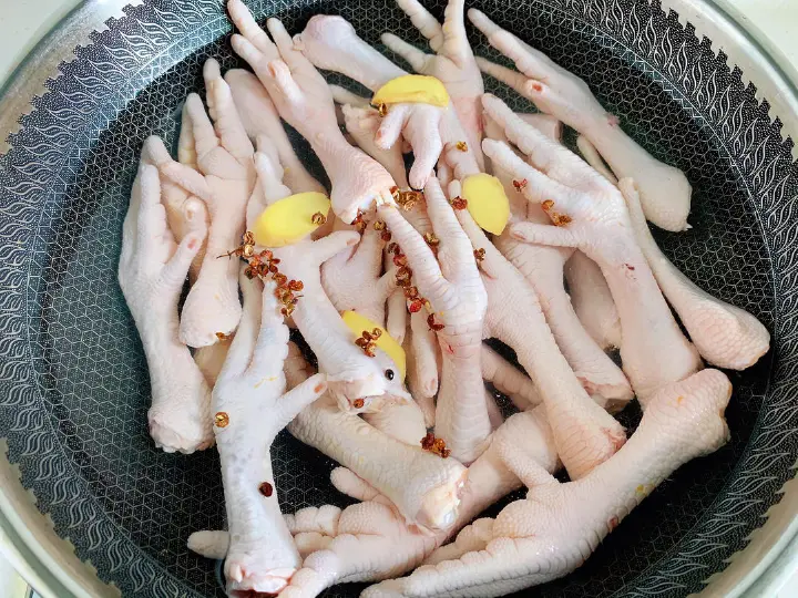 香辣卤鸡爪 第 2 步