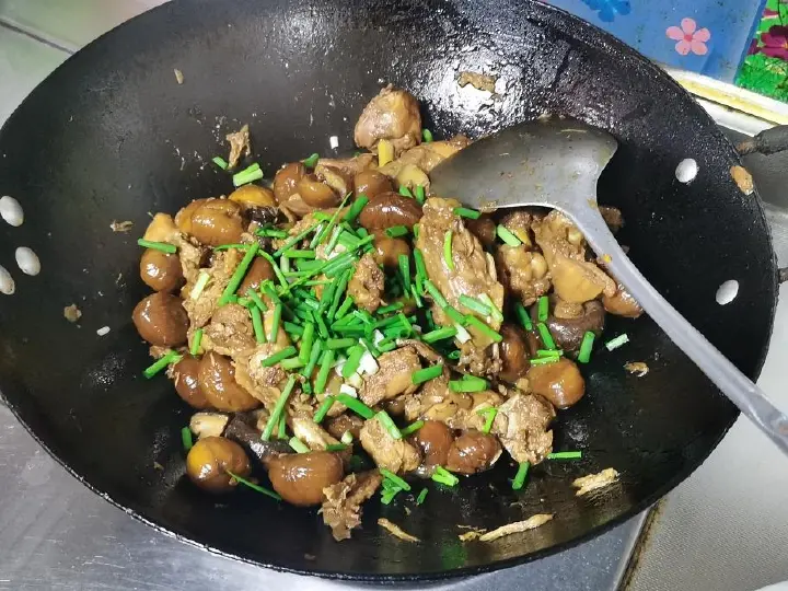 栗子香菇焖鸡 第 10 步