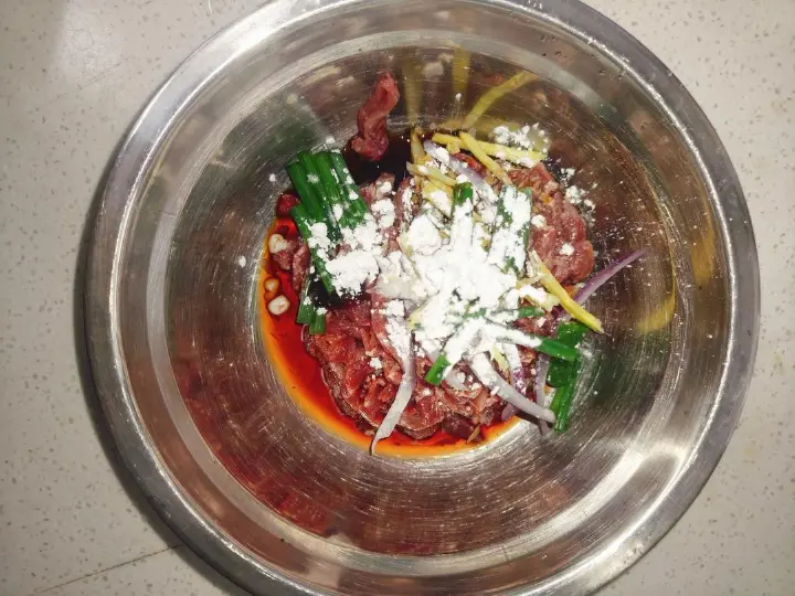 洋葱芹菜炒牛肉 第 3 步
