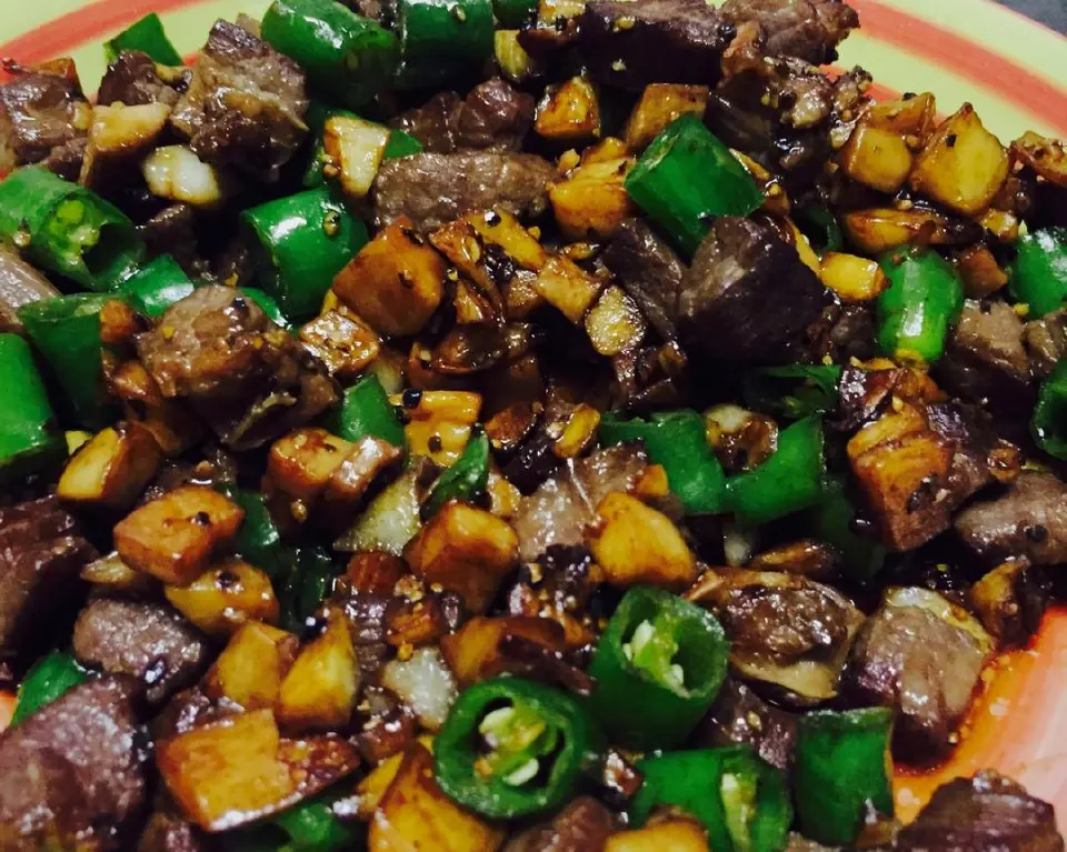 黑胡椒杏鲍菇牛肉粒成品图