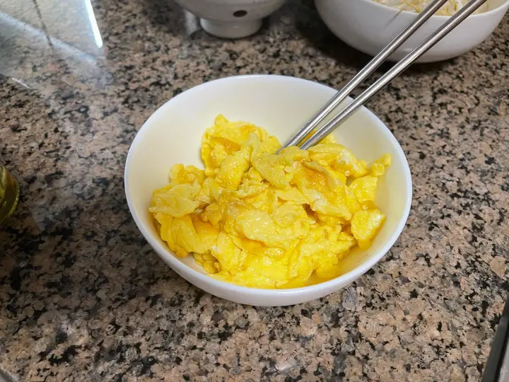 大排档风味韭菜豆芽炒米粉 第 8 步