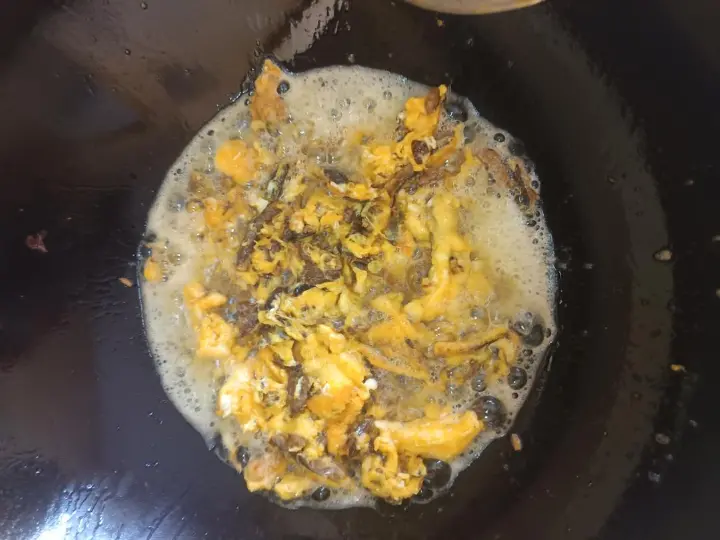 白参菌炒鸡蛋 第 7 步