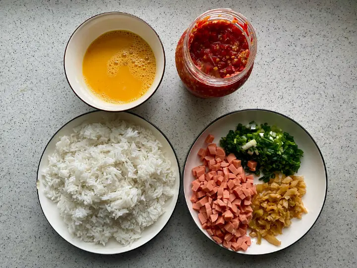 火腿肠蛋炒饭 第 2 步