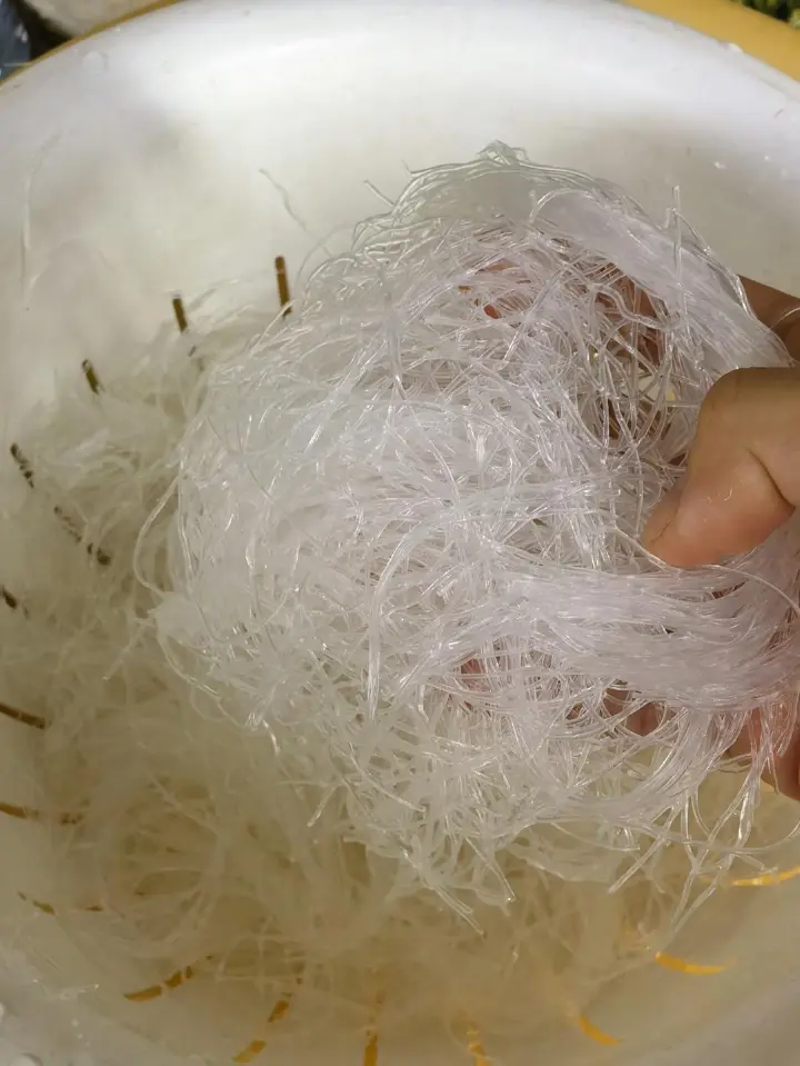蒜蓉海鲜粉丝煲 第 4 步