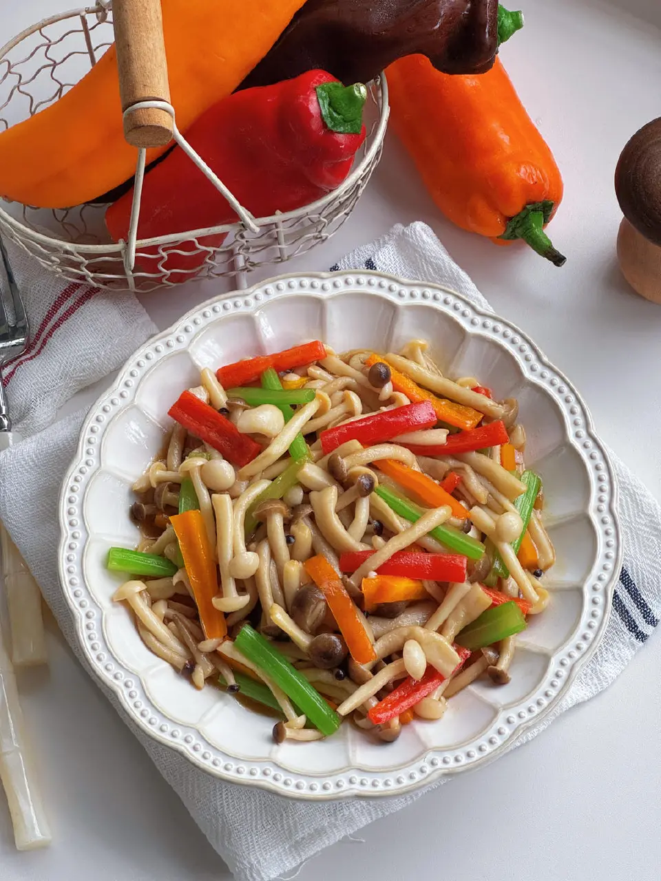 彩虹甜椒炒双菌成品图