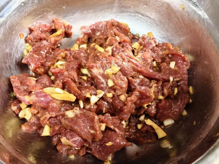 蒜苔炒牛肉 第 1 步