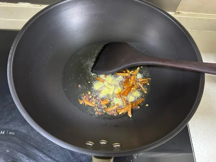 干煸花菜 第 2 步