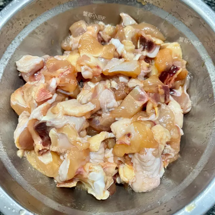 蒜苔炒鸡块 第 2 步