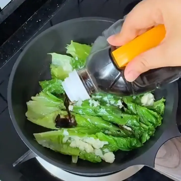 快手焖生菜 第 3 步