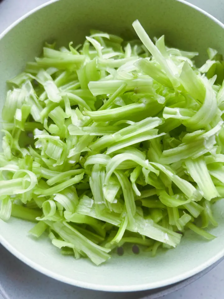 江西风味炒竹叶菜梗 第 1 步