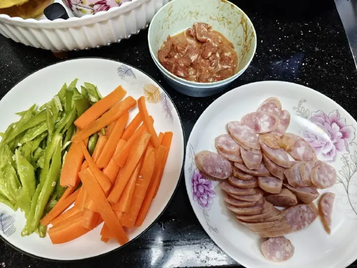 肉肠炒青椒 第 1 步