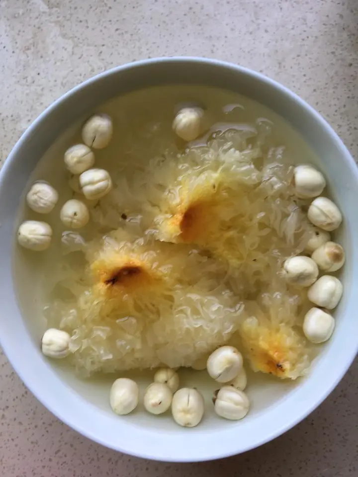 红枣银耳莲子羹 第 2 步