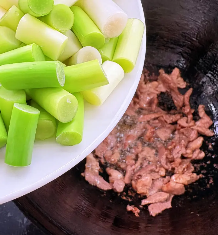 大蒜苔炒肉丝 第 4 步