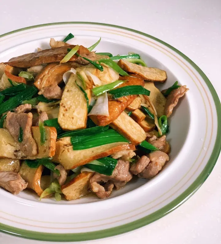 青蒜香干炒肉片 第 3 步