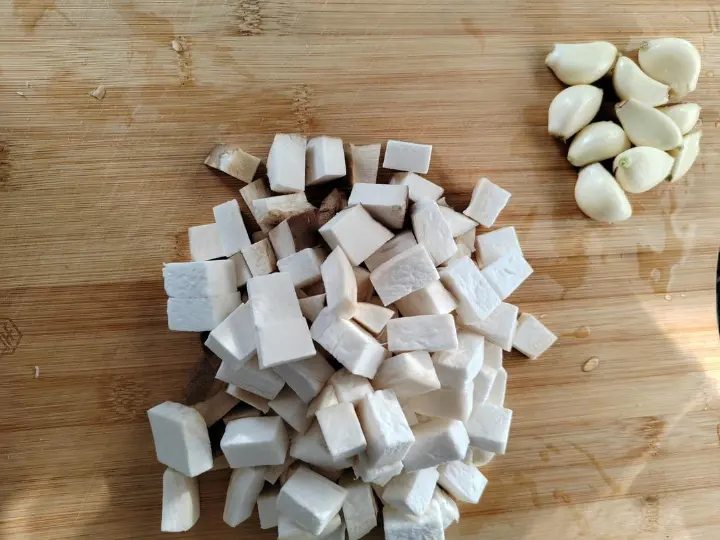 黑椒杏鲍菇牛肉粒 第 1 步