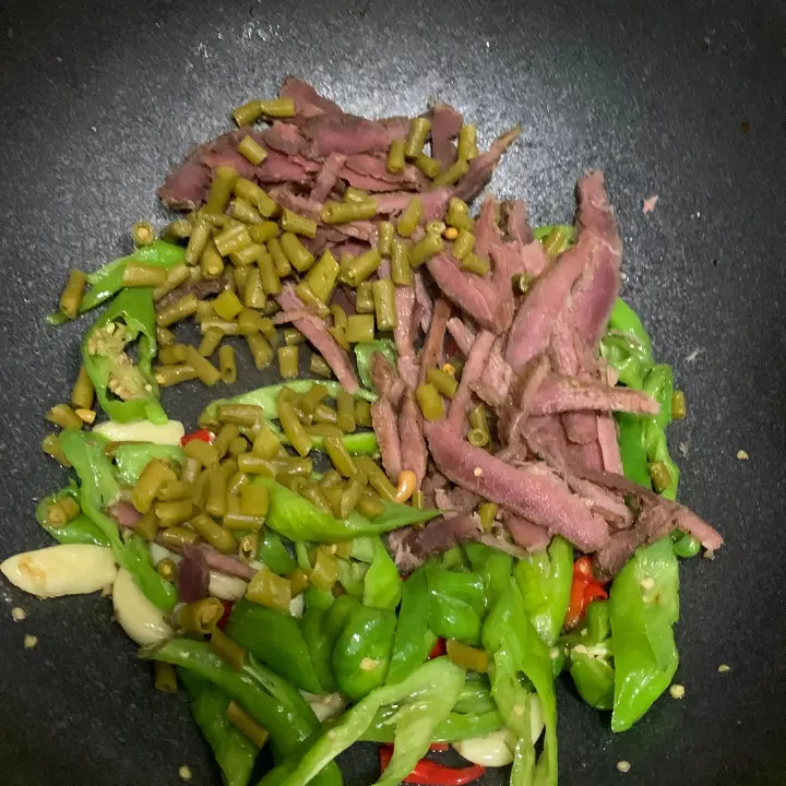 湘西腊肉炒酸豆角 第 5 步
