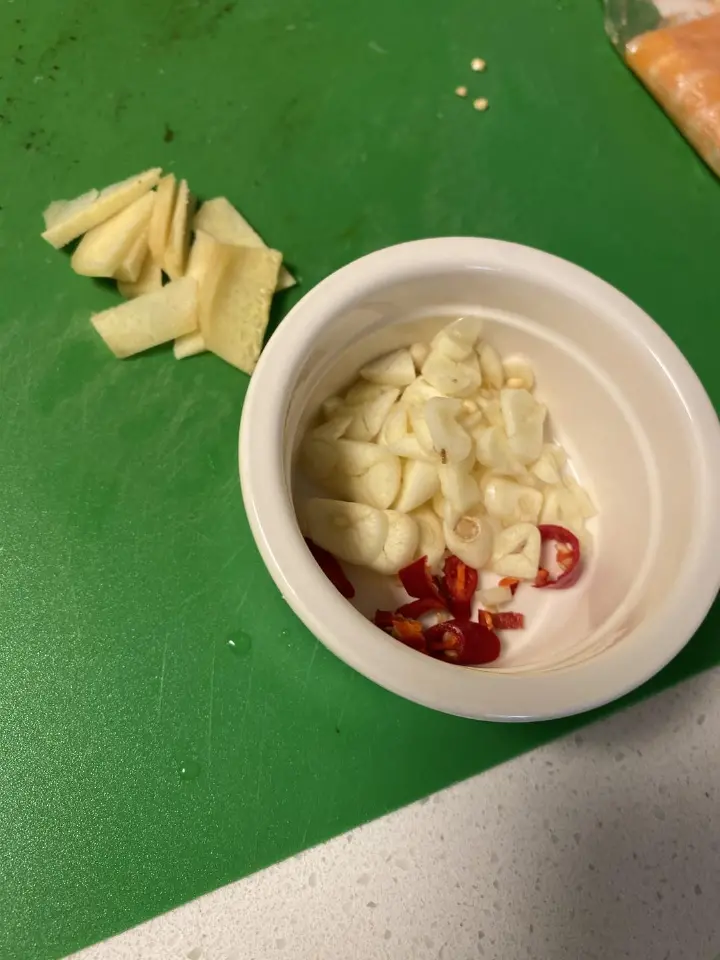 香菇三文鱼焖饭 第 2 步