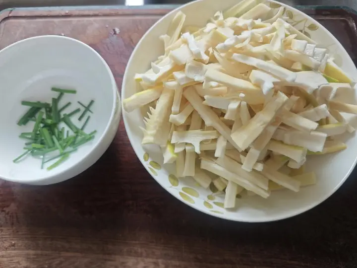 油焖春笋 第 1 步