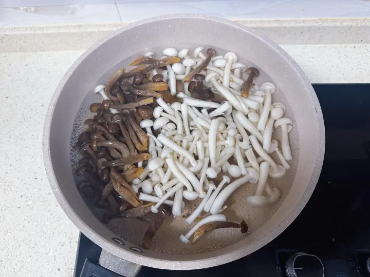 彩虹甜椒炒双菌 第 3 步
