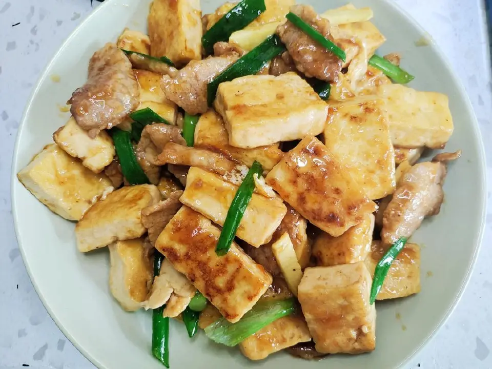 葱香豆腐炒肉片成品图